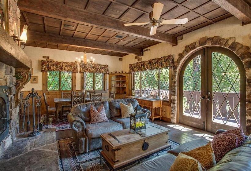 هتل Storybook Riverside Inn