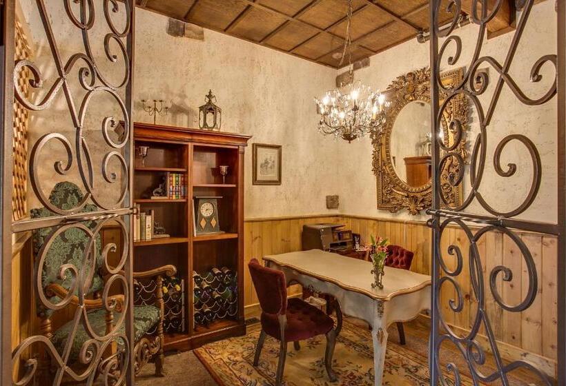 هتل Storybook Riverside Inn