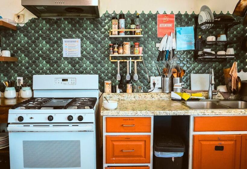 Ith Los Angeles Beach Hostel