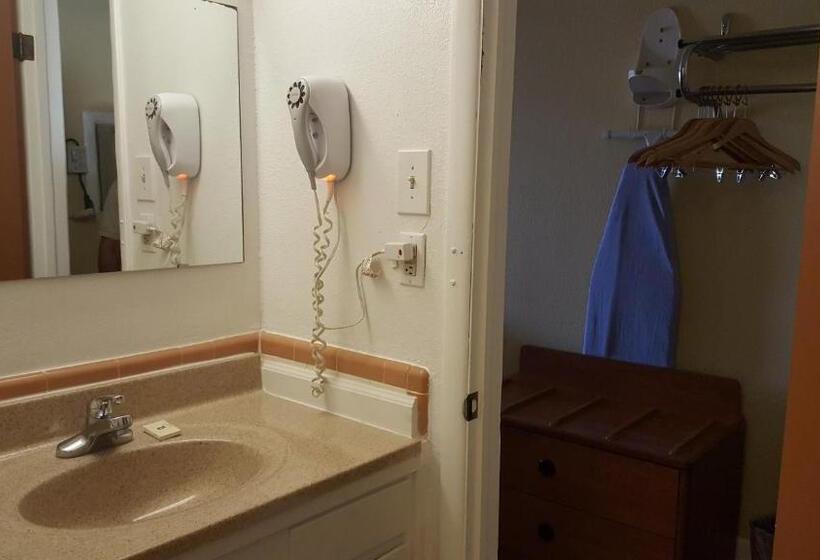 فندق على الطريق Choice Inn