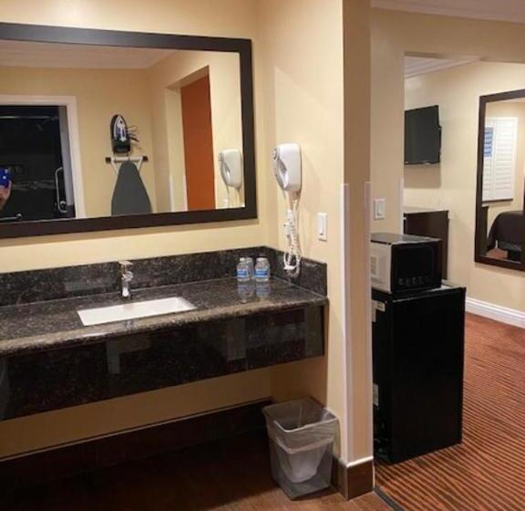 فندق على الطريق Convention Center Inn & Suites