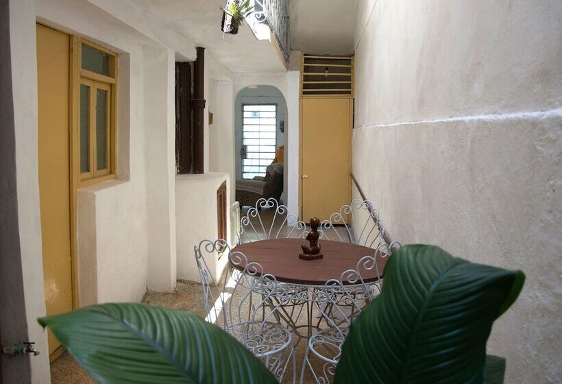 پانسیون Hostal Corona