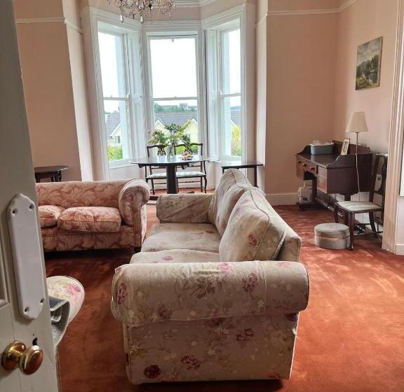 مبيت وإفطار Lynwood House