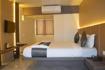 هتل Aarush Residency