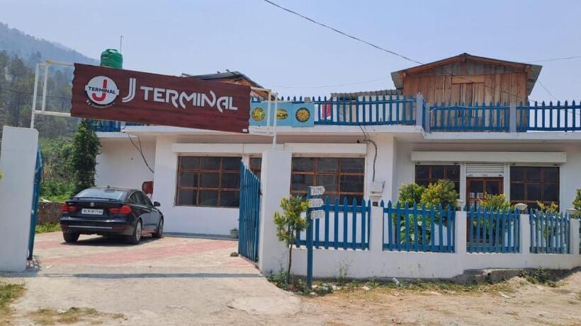 בית מלון כפרי J Terminal