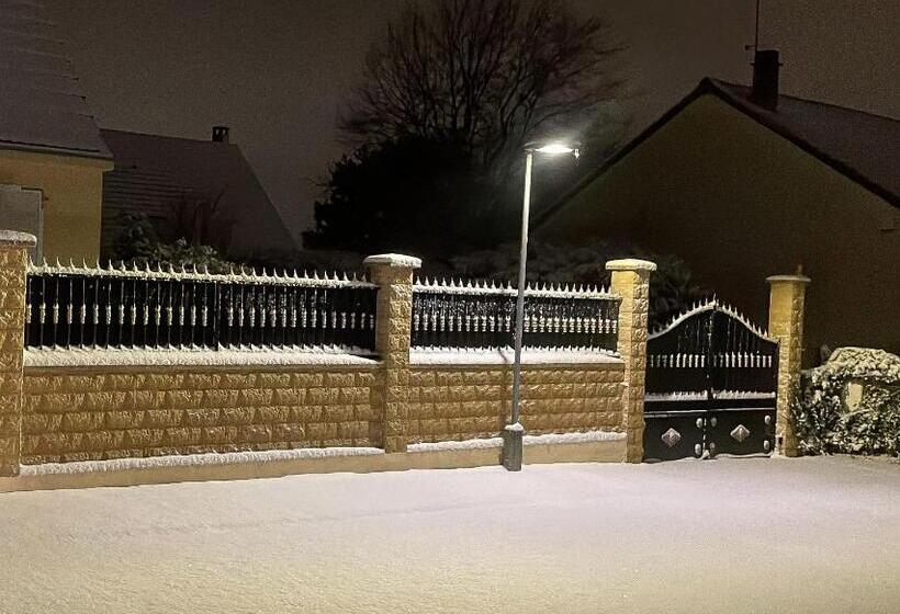 ペンション Salons Chennevières