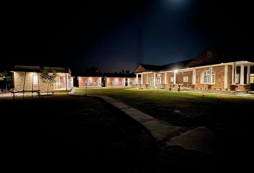 هتل Rustic Roots Farm Stay