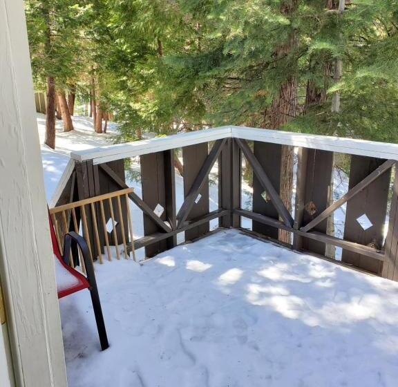 Отель The Treetop Terrace At The Historic Arrowhead Lodge