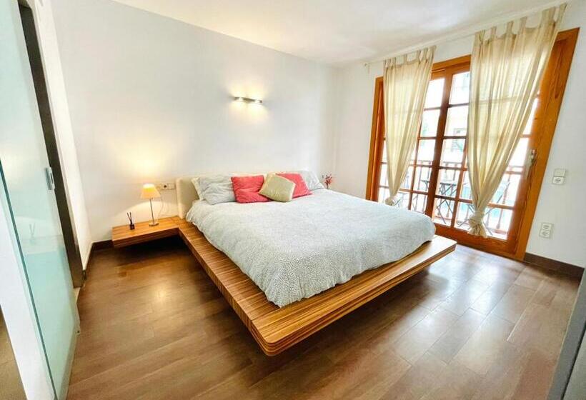Pensió Ensuite Double Room With Balcony In Shared Apartment In Center Of Santa Eularia With Sea View And Cl