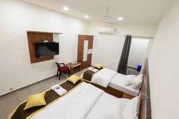 پانسیون Naga Luxury Suites Triple Bed Room Driver Free Stay