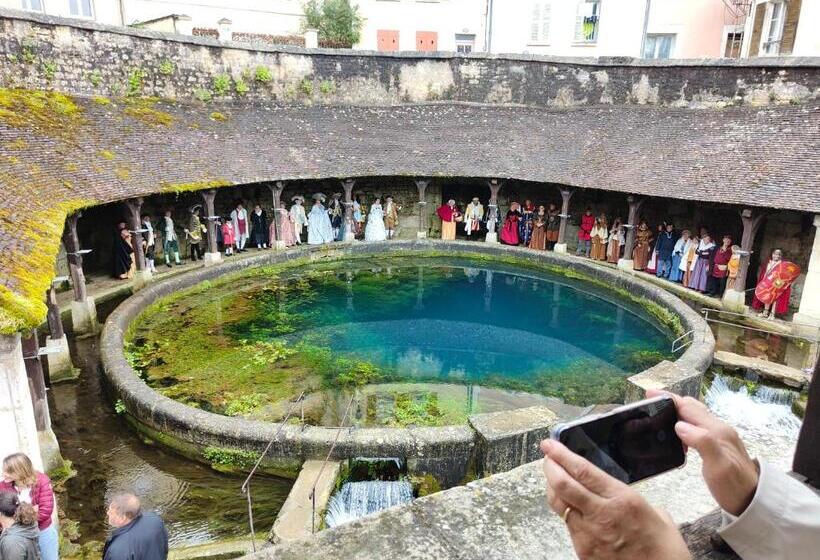 تختخواب و صبحانه La Tanière Des Tanneries