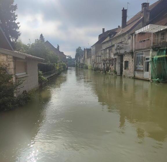 تختخواب و صبحانه La Tanière Des Tanneries