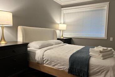 تختخواب و صبحانه North Vancouver Lynn Valley Two Bedrooms Suite