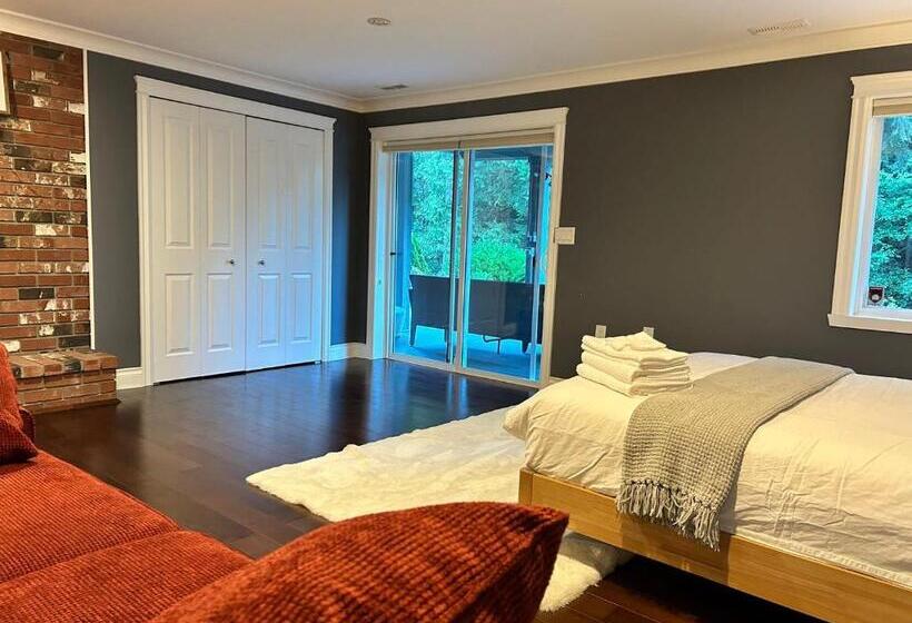 تختخواب و صبحانه North Vancouver Lynn Valley Two Bedrooms Suite