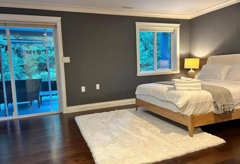 تختخواب و صبحانه North Vancouver Lynn Valley Two Bedrooms Suite