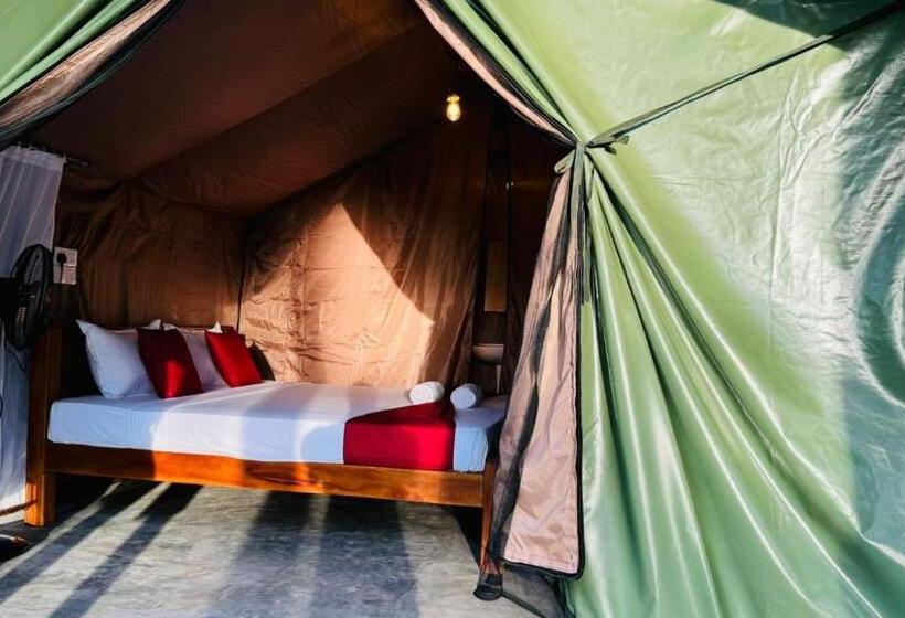 ホテル Araliya Lake Camp Resort