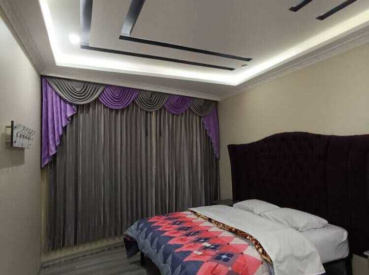 هتل Hostal Kapital City