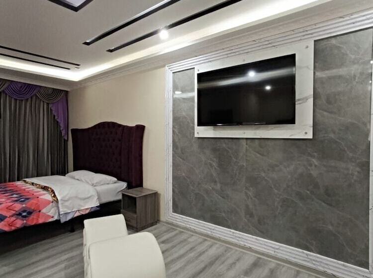 هتل Hostal Kapital City