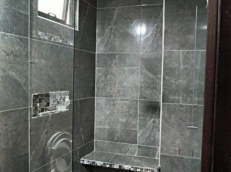 هتل Hostal Kapital City
