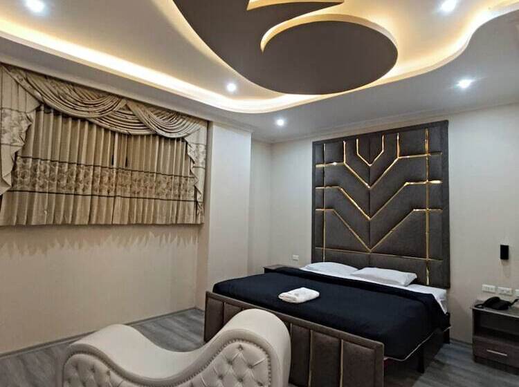 هتل Hostal Kapital City