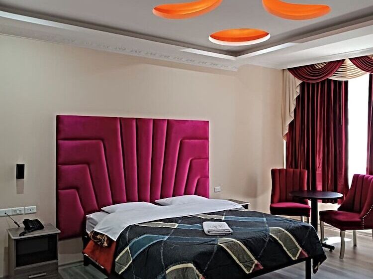هتل Hostal Kapital City