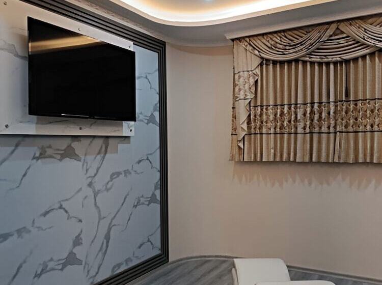 هتل Hostal Kapital City