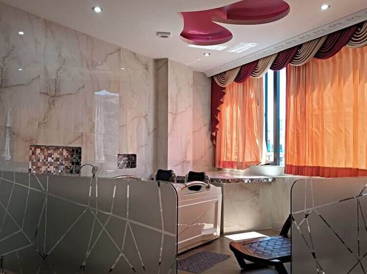هتل Hostal Kapital City