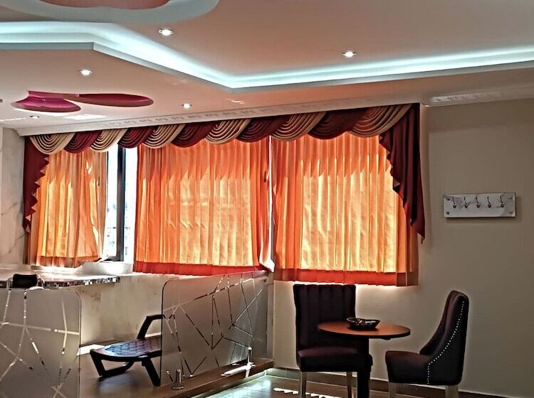 هتل Hostal Kapital City