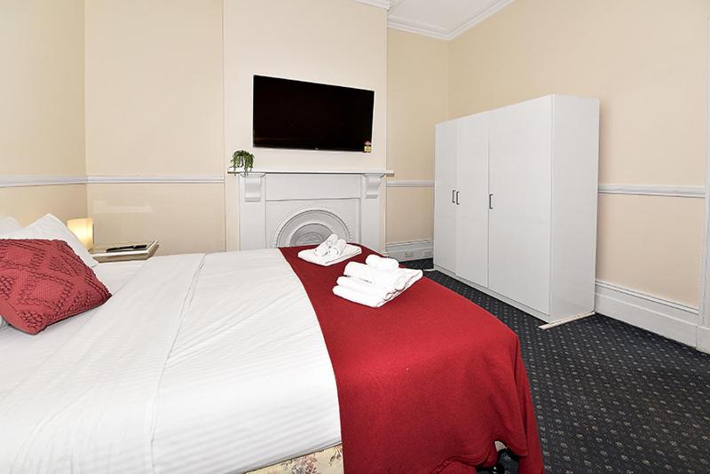 Pension 206dr2 & 3   Large Rooms In Carlton 2br Apt! Ac, Smart Tv, Pkg!