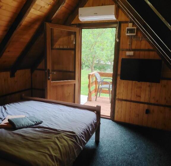 پانسیون Brvnara Pojata Bungalovi