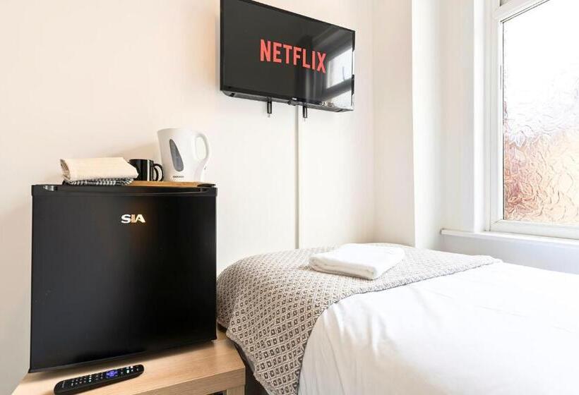 پانسیون Suite #2 Central Location Private Ensuite, Smart Tv, Fast Wifi And Free Parking By Yoko Proper