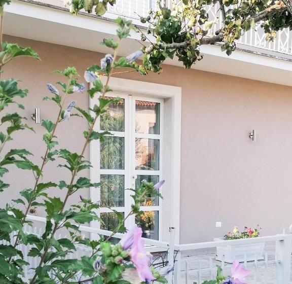 پانسیون Villa Elena
