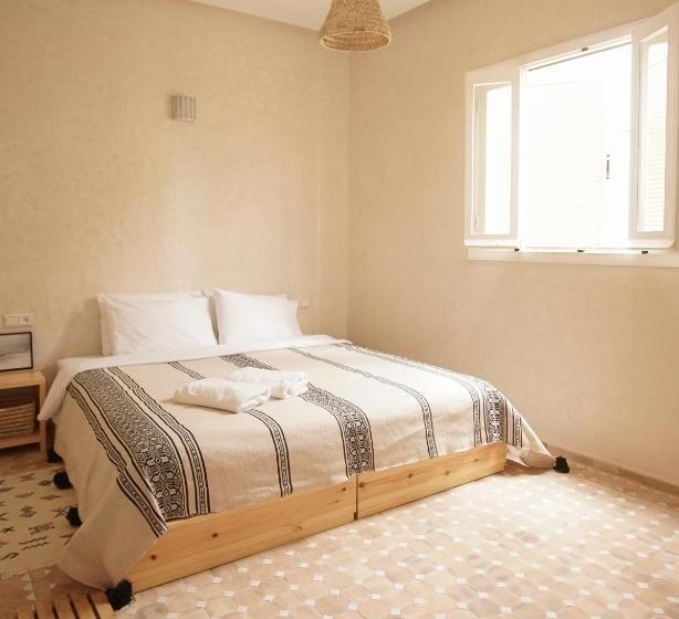 هاستل The Line Up