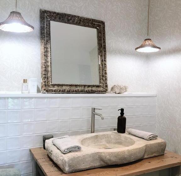 住宿加早餐  Chambre D Hotes Lou Viradis