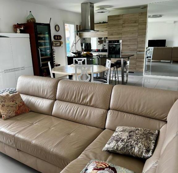 تختخواب و صبحانه La Maison Des Tarentes