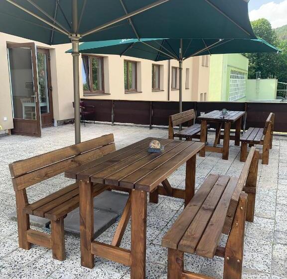 酒店 Manětín