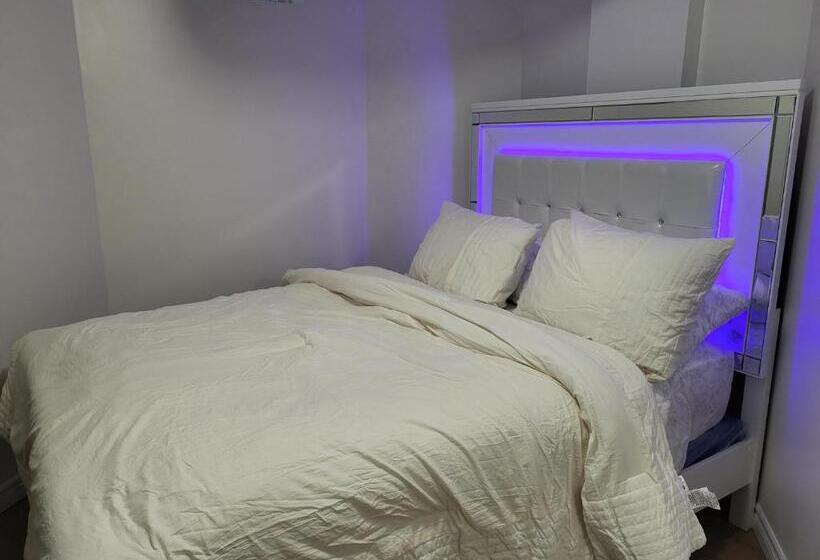 پانسیون Cozy Room Basement With Separate Entrance