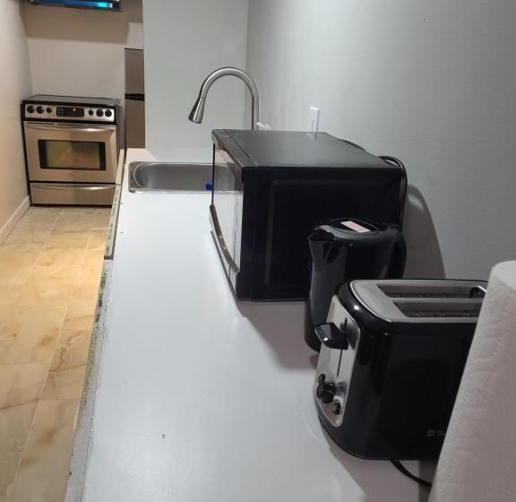 پانسیون Cozy Room Basement With Separate Entrance