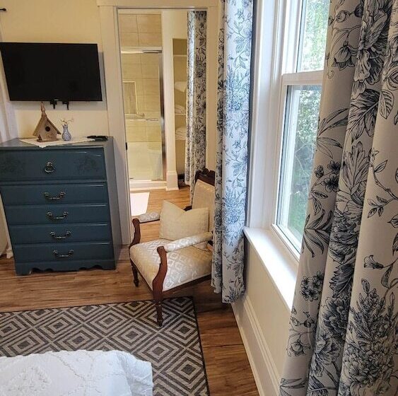 Clinton Pond Bed And Breakfast