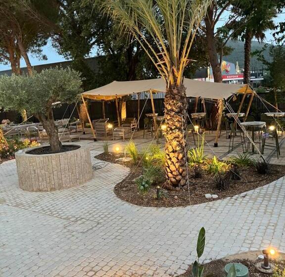 هتل Hôtel Le Relais Des Brasseurs   Aubagne
