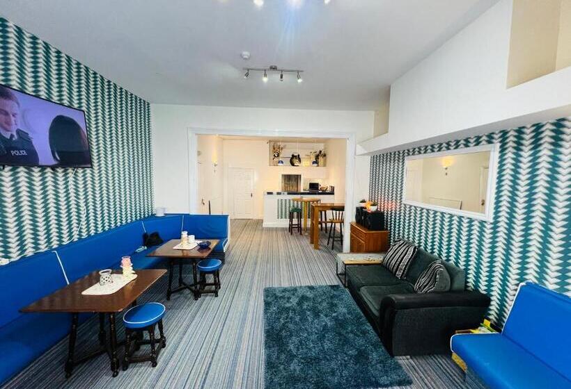 تختخواب و صبحانه Tower Central Hotel Albert Road