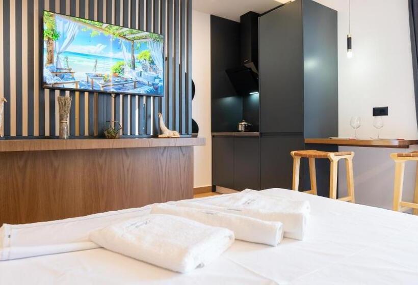 هتل Azure Sea View Apartment S
