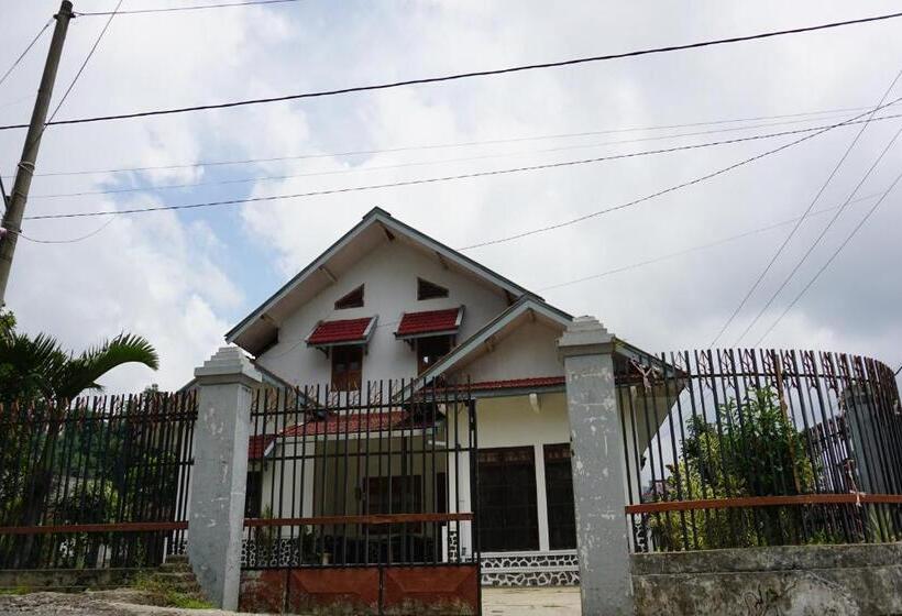 ホテル Spot On 93943 Sakinah Homestay Bromo Syariah