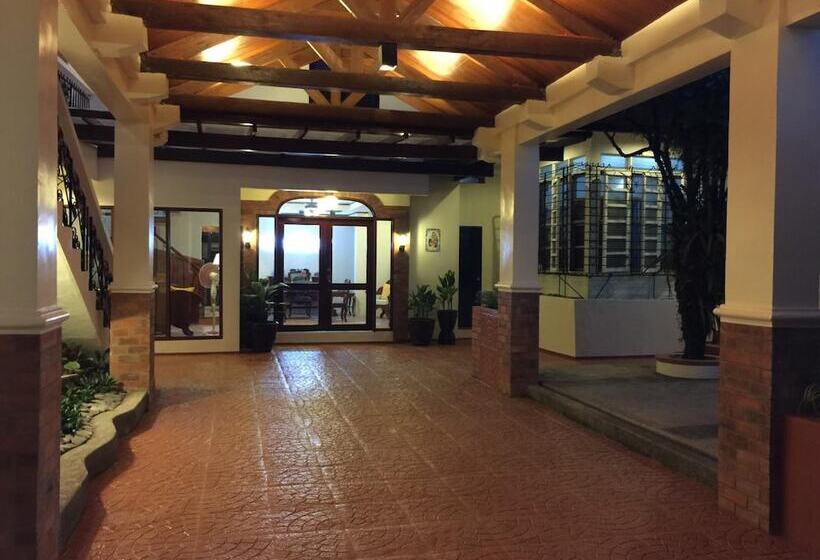تختخواب و صبحانه Casa Roces