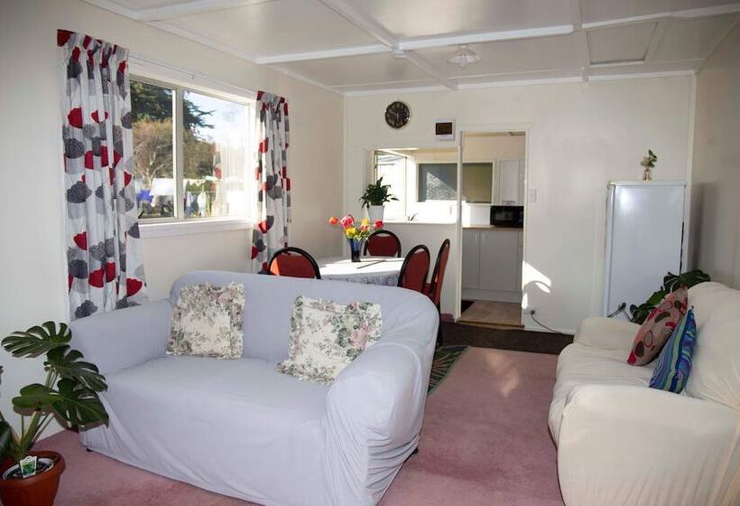Surat Bay Lodge By The Sea/backpackers Hostel