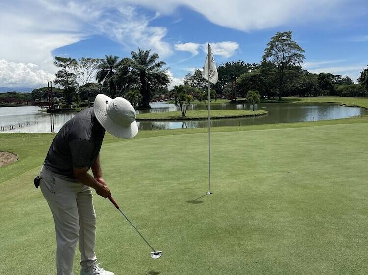 هتل Lake House Resort