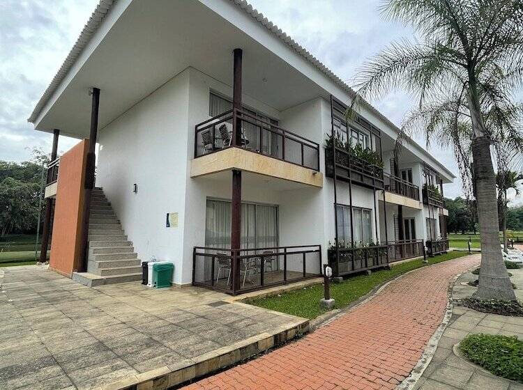 هتل Lake House Resort