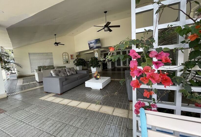 هتل Lake House Resort