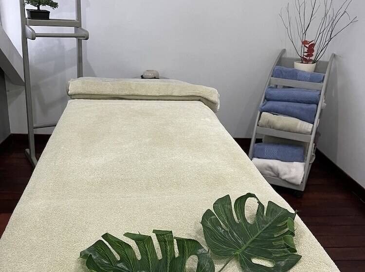 هتل Lake House Resort