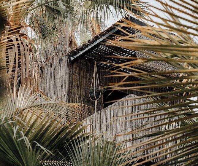 هتل Acre Resort & Residences